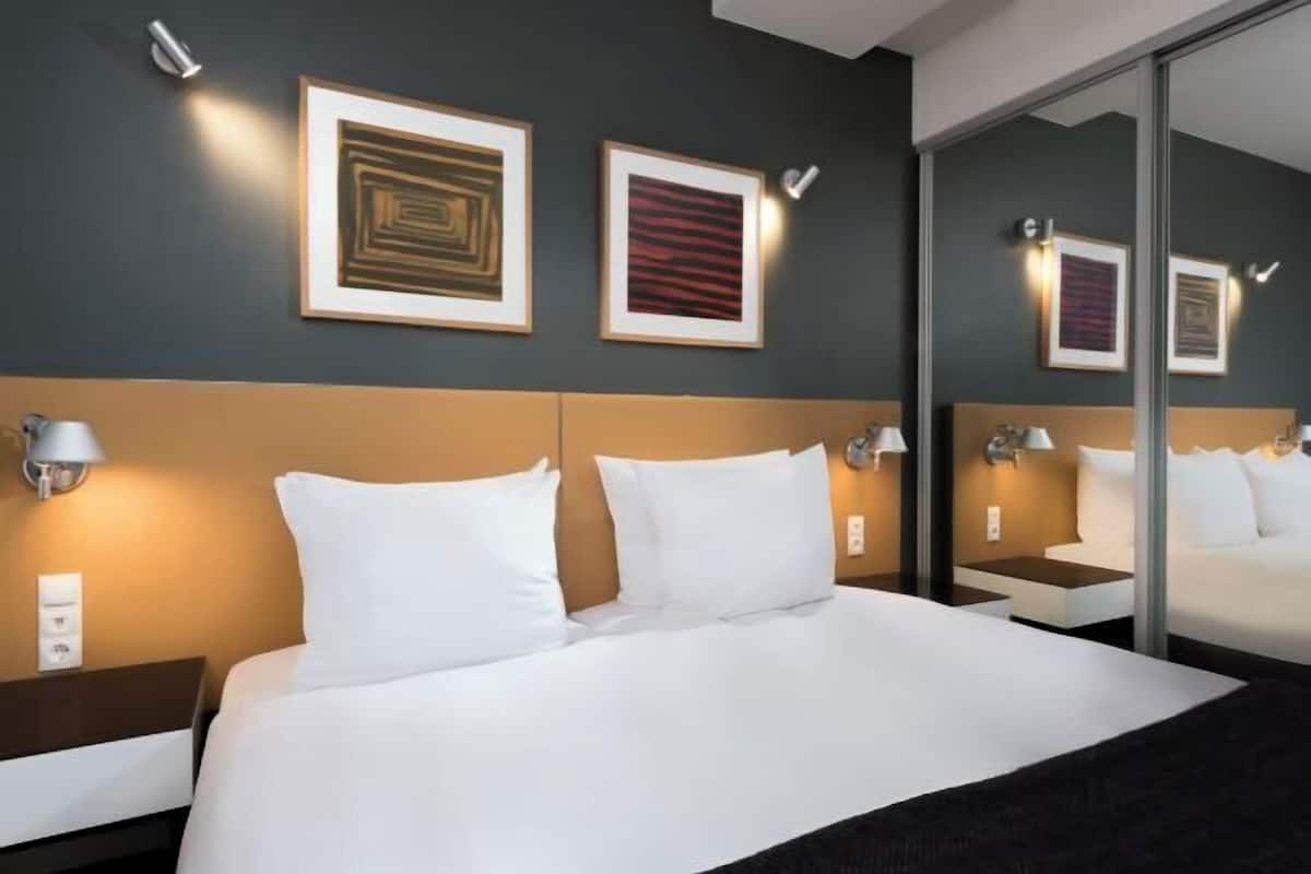 Ropa de cama de alta calidad y caja de seguridad en la habitación