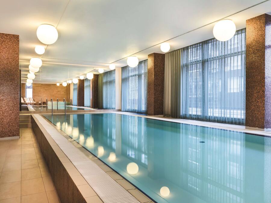 Piscine intérieure, chaises longues