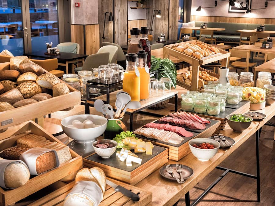 Desayuno continental diario (DKK 185 por persona)