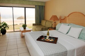 Standard Room, 1 King Bed with Sofa bed, Kitchenette, Oceanfront