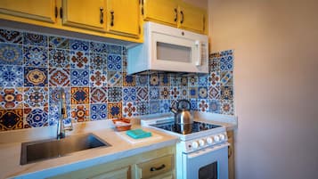 Frigorífico grande, microondas, horno y placa de cocina