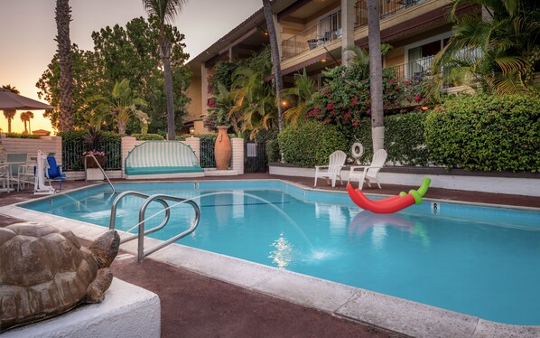 Piscine extérieure, accès possible de 10 h à 21 h, parasols