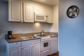 Rideaux d’obscurcissement, fer et planche à repasser