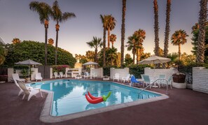 Piscine extérieure, accès possible de 10 h à 21 h, parasols