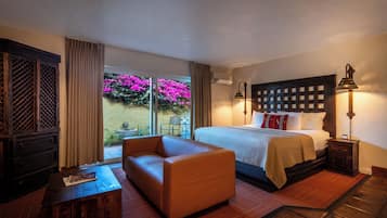 Ein Hotelzimmer mit einem Bett, einem Sofa, einem kleinen Tisch und einem Nachttisch.