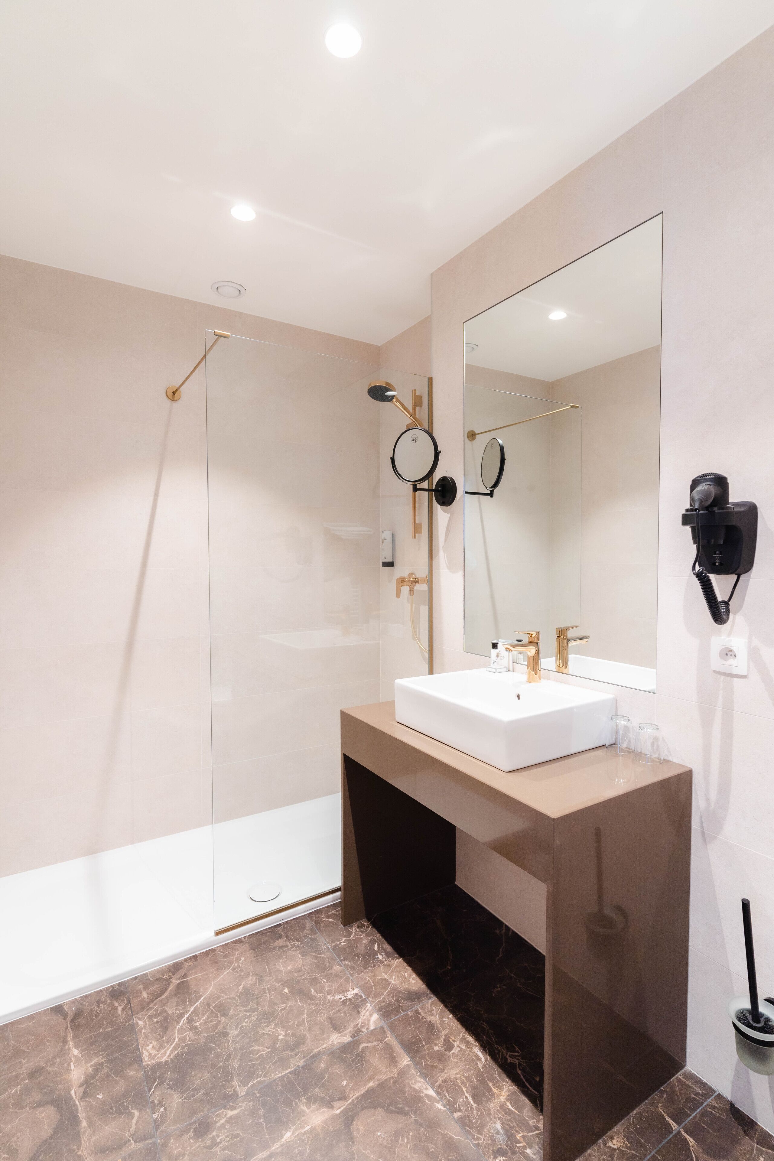 deluxe twin room | bathroom | free toiletries, hair dryer, towels