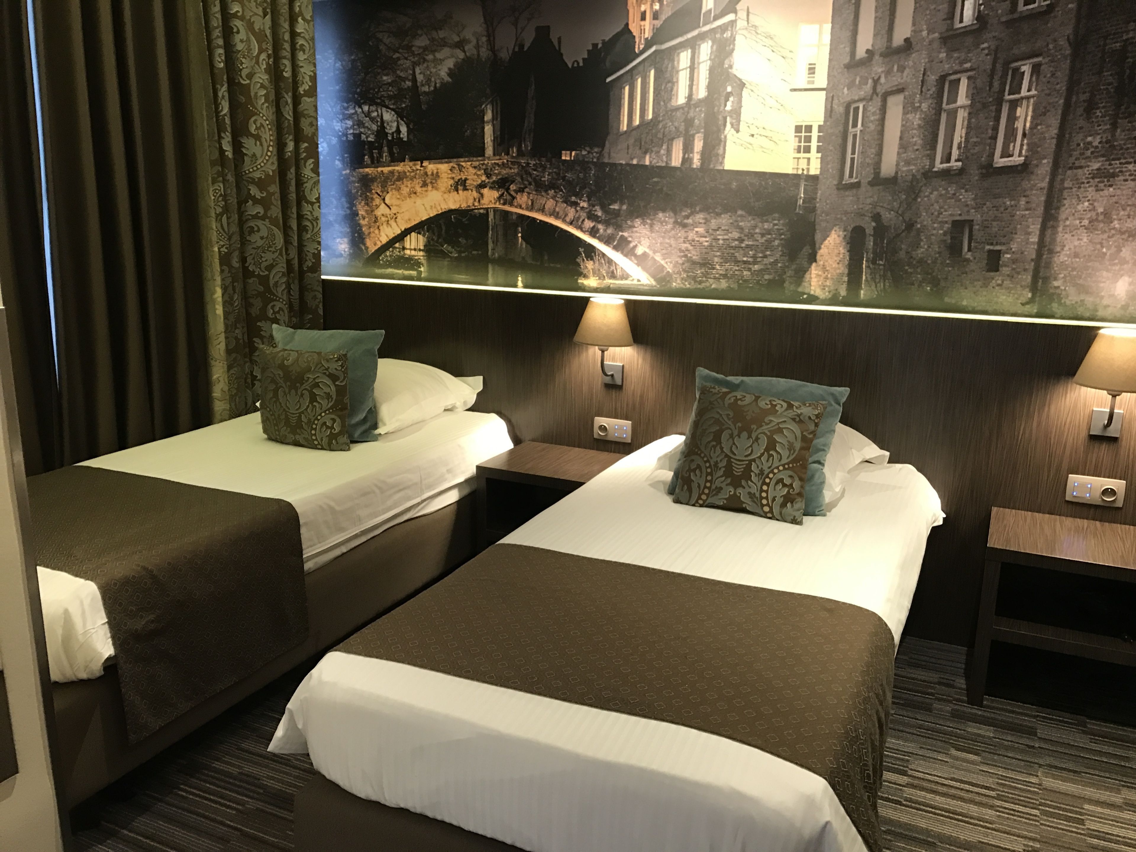 triple room | 1 bedroom, in-room safe, individually decorated, individually furnished