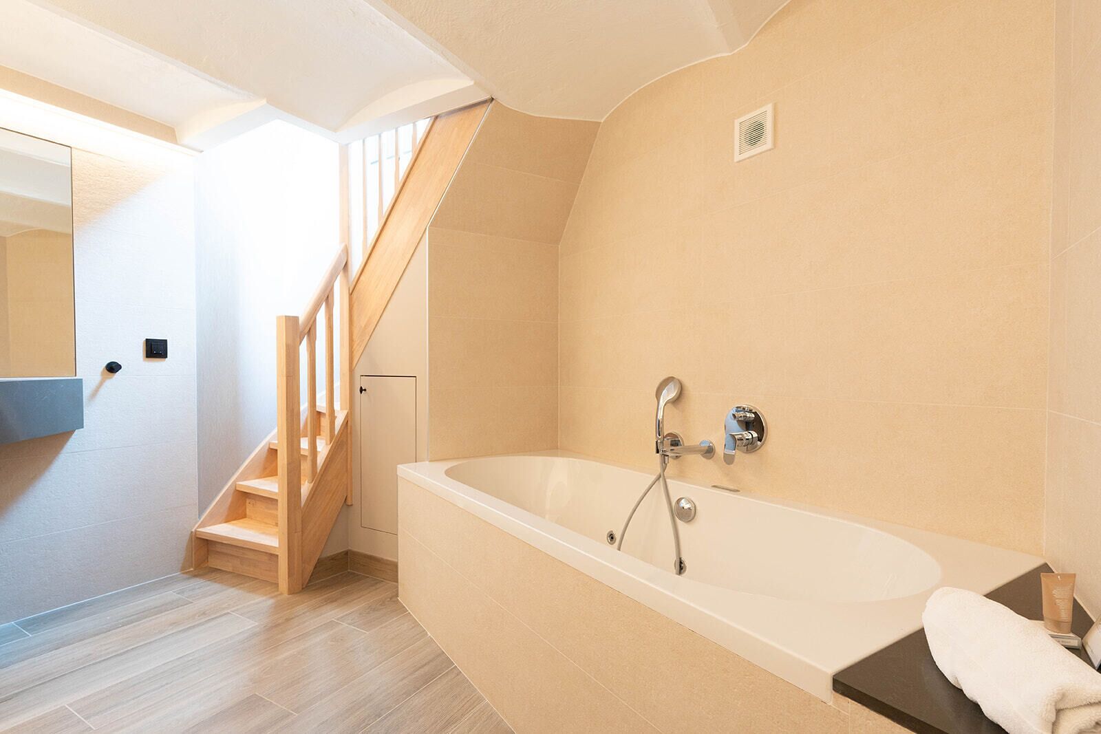 lovers room | bathroom | free toiletries, hair dryer, towels