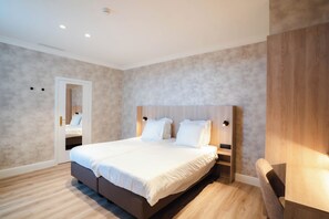 Habitación estándar con 2 camas individuales | Caja fuerte, decoración individual, mobiliario individual y escritorio