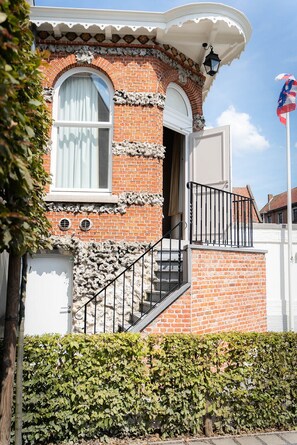 In-room safe, individually decorated, individually furnished, desk - Golden Tree Hotel (Bruges)