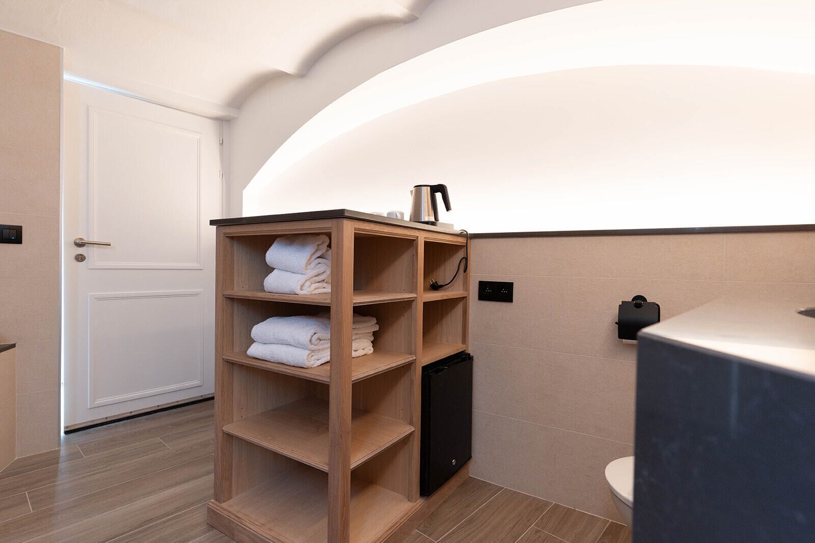 lovers room | bathroom | free toiletries, hair dryer, towels