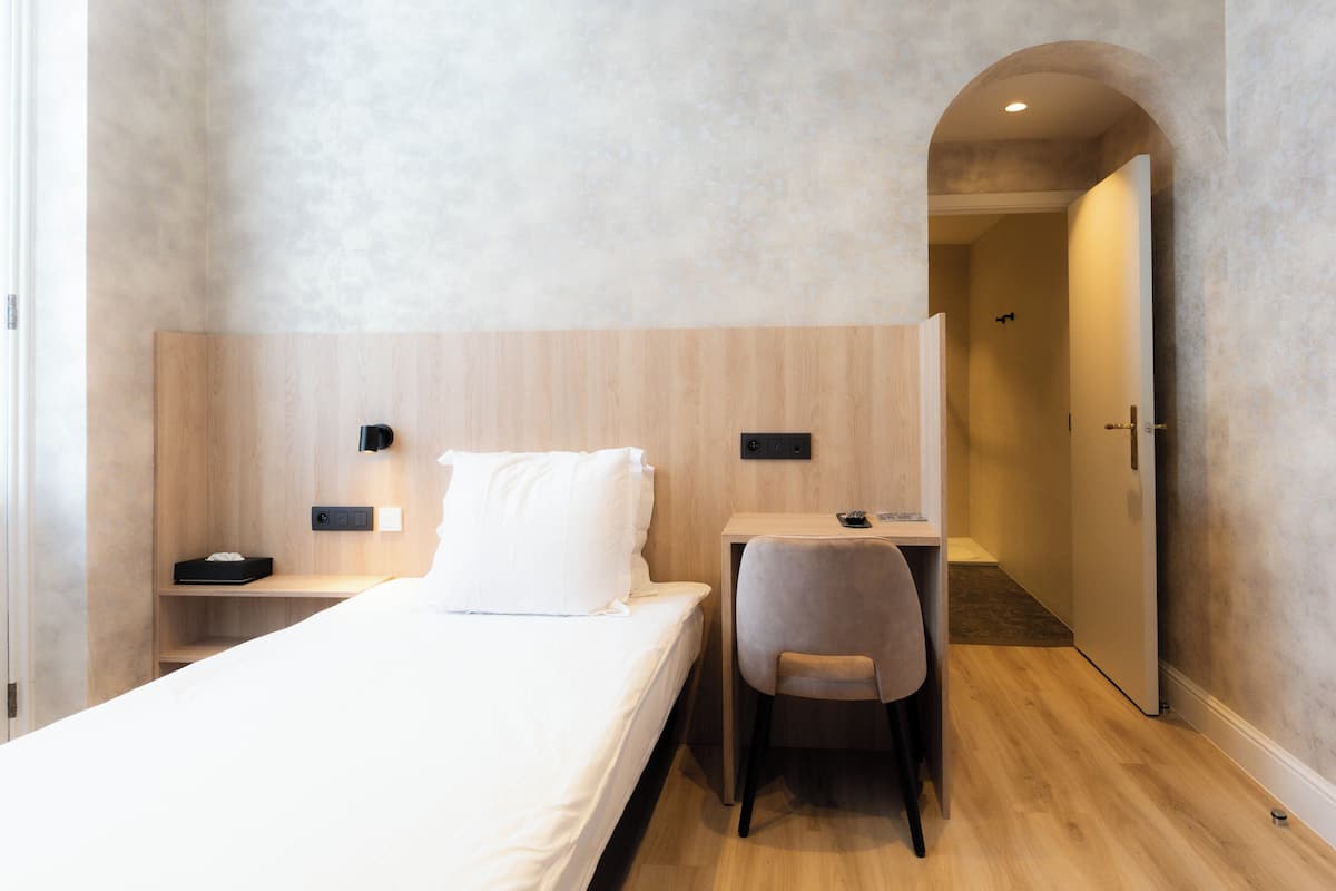 Single Room | 1 bedroom, in-room safe, individually decorated, individually furnished