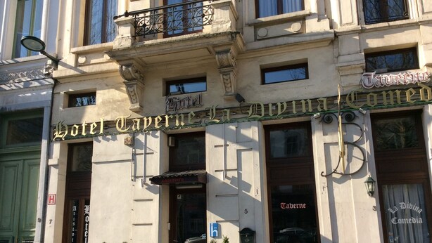 Un edificio con un letrero que dice