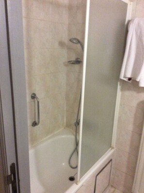 Doppelzimmer | Badezimmer | Dusche, Haartrockner, Handtücher