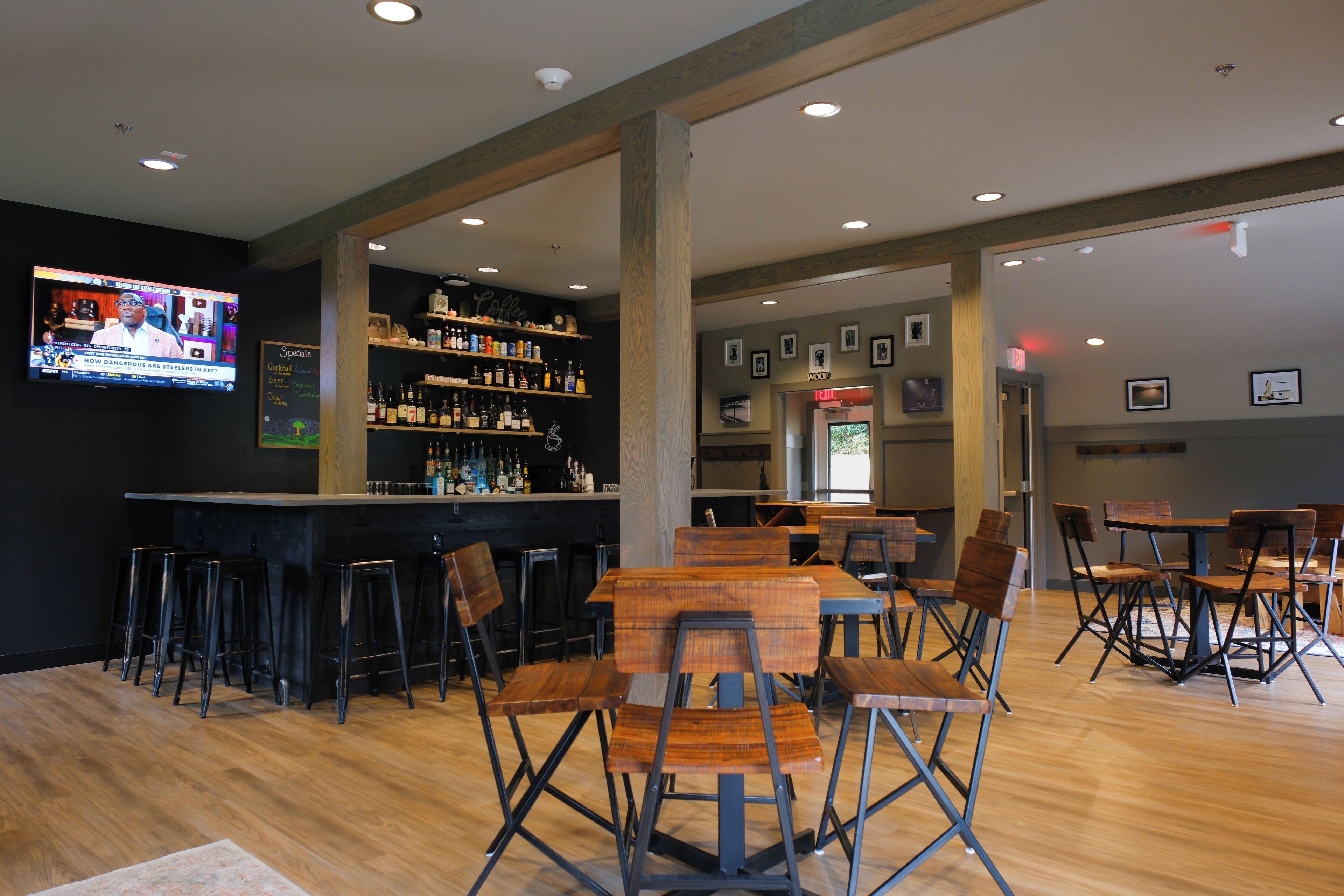 serves lunch, dinner and brunch