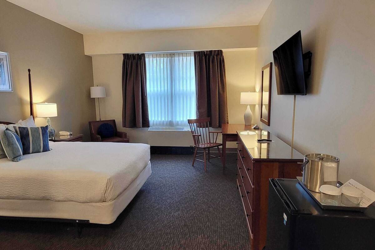 room, 1 queen bed | 1 bedroom, in-room safe, desk, blackout curtains