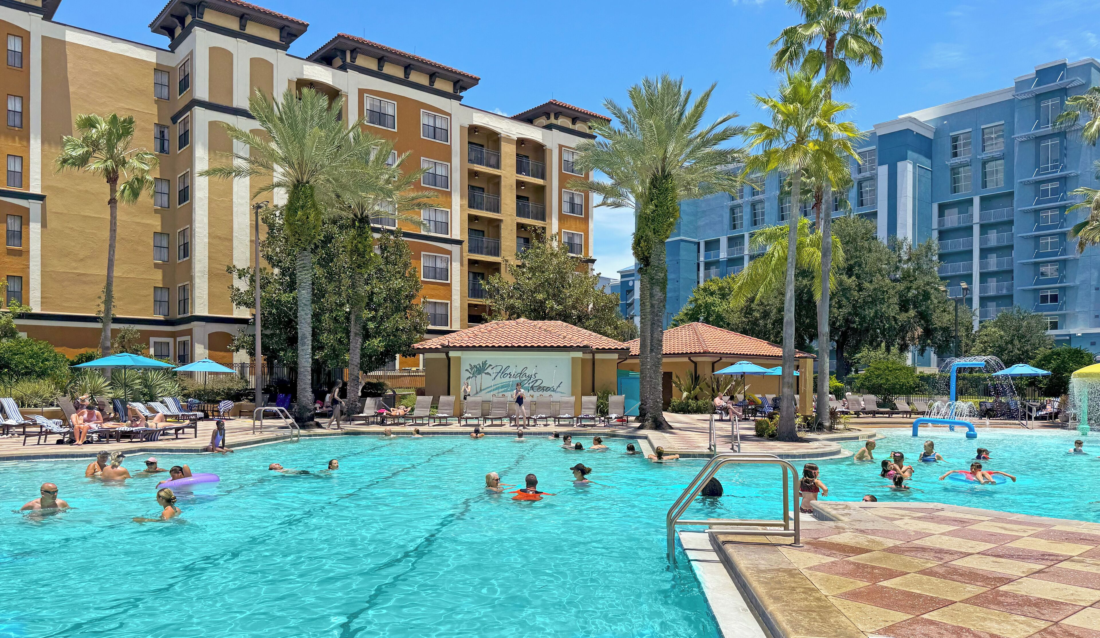 2 buitenzwembaden, een verwarmd zwembad, parasols voor strand/zwembad