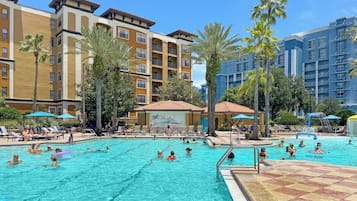 2 piscine all'aperto, una piscina riscaldata, ombrelloni da piscina