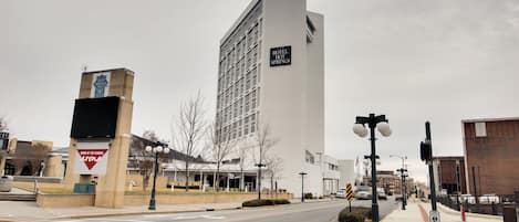 Un moderno edificio de hotel con un letrero destacado para Hotel Hot Springs.