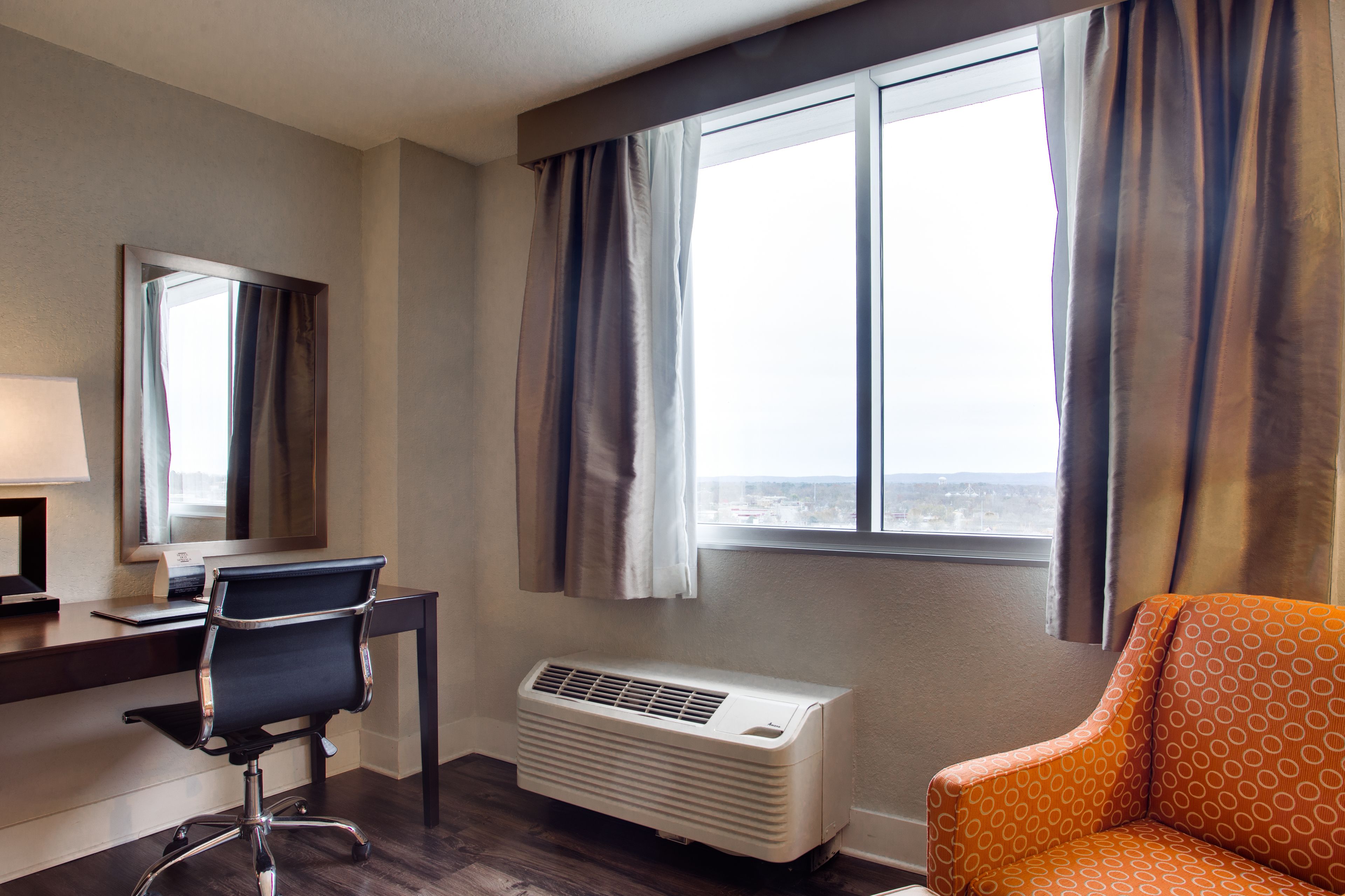 ルーム キングベッド 1 台 | 室内のビジネス センター