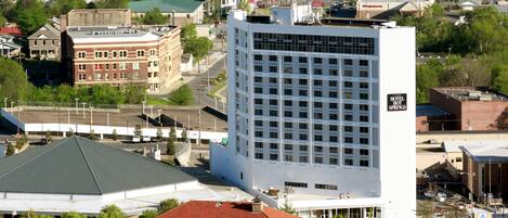 Un gran edificio de hotel blanco con un letrero que dice "HOTEL SPRINGS".