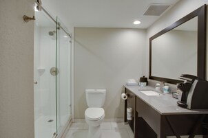 Chuveiro, produtos de toalete grátis, secador de cabelo 