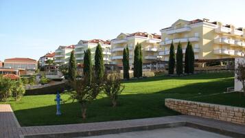 Een kluis op de kamer, een bureau, verduisterende gordijnen