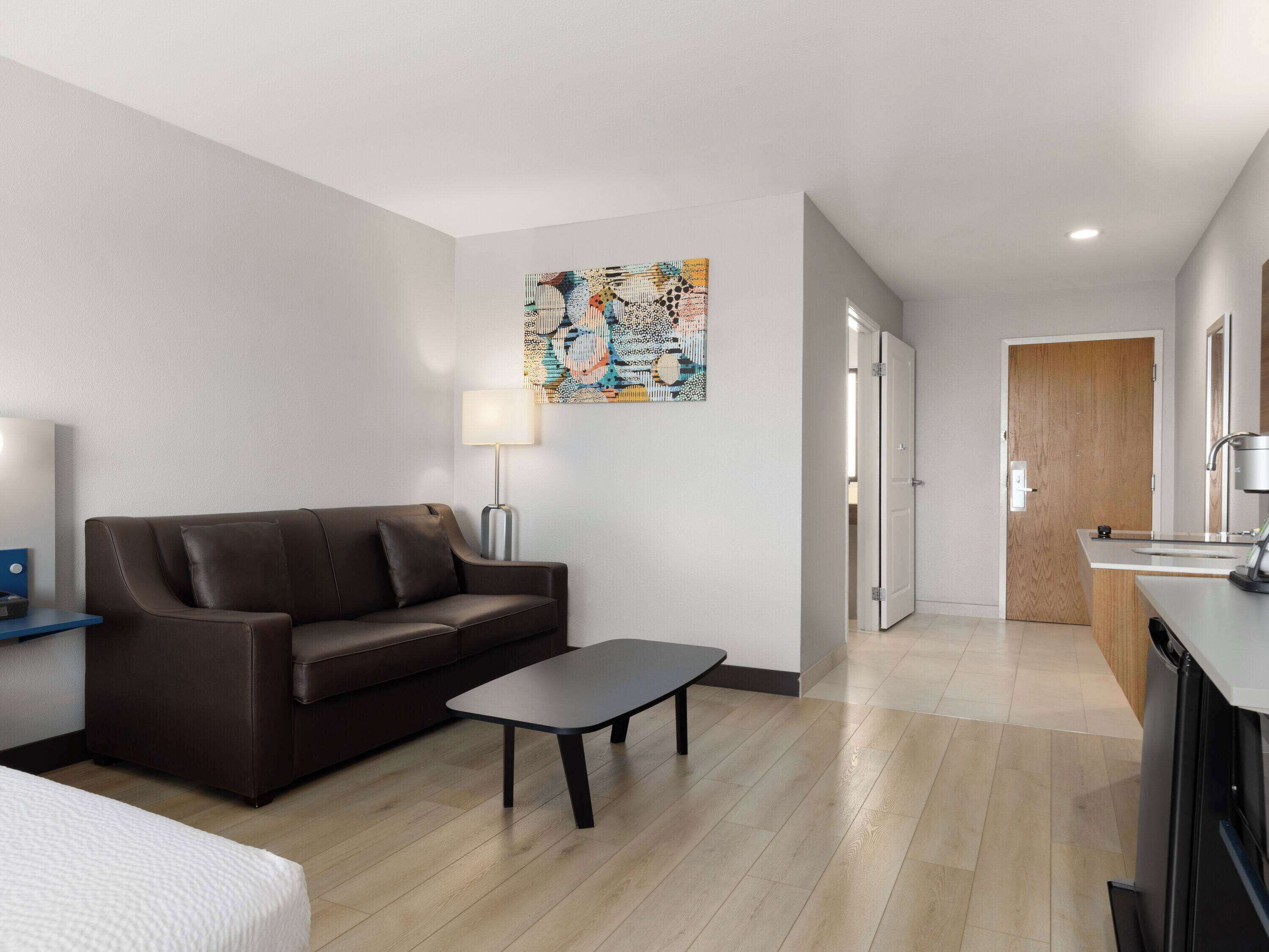 Studio suite, 1 queensize bed, toegankelijk voor mindervaliden, niet-roken (Efficiency) | Een kluis op de kamer, een bureau, geluiddichte muren