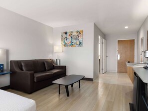 Studio Suite, 1 Queen Bed, Accessible, Non Smoking (Efficiency) | In-room safe, desk, soundproofing, iron/ironing board - Microtel Inn & Suites by Wyndham Tracy (Tracy)