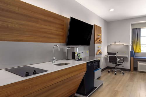 Suite estudio, 1 cama Queen size, con acceso para personas discapacitadas (Efficiency) | Caja de seguridad en la habitación, escritorio y insonorización