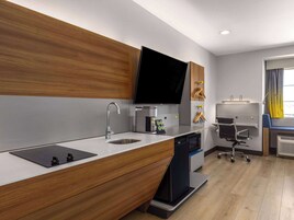 Studio Suite, 1 Queen Bed, Accessible, Non Smoking (Efficiency) | In-room safe, desk, soundproofing, iron/ironing board