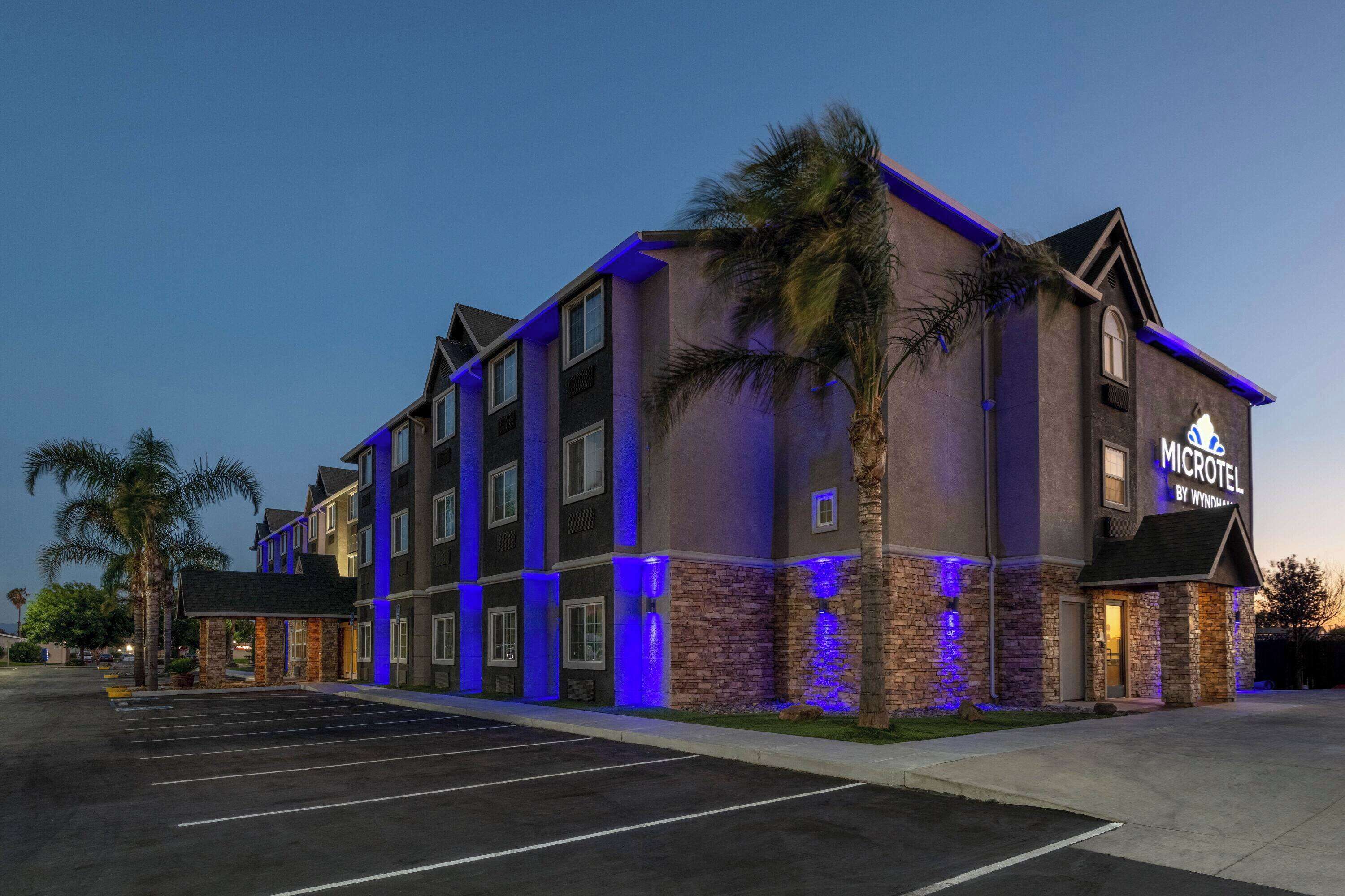 Un hotel de varios pisos con un cartel que dice "MICROHOTEL BY WYNDHAM".