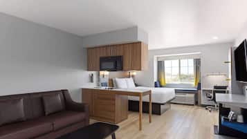 Studio Suite, 1 Queen Bed, Non Smoking (Efficiency) | In-room safe, desk, soundproofing, iron/ironing board