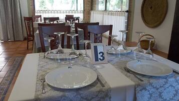 供應早餐、午餐和晚餐,地區料理,游泳池景觀