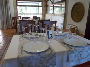 Se sirven desayunos, comidas y cocina regional con vista a la alberca