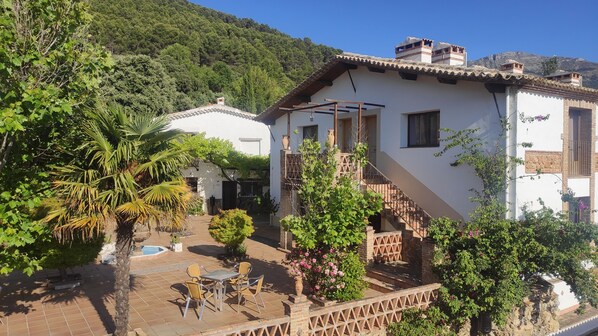 Vista frontal de la propiedad