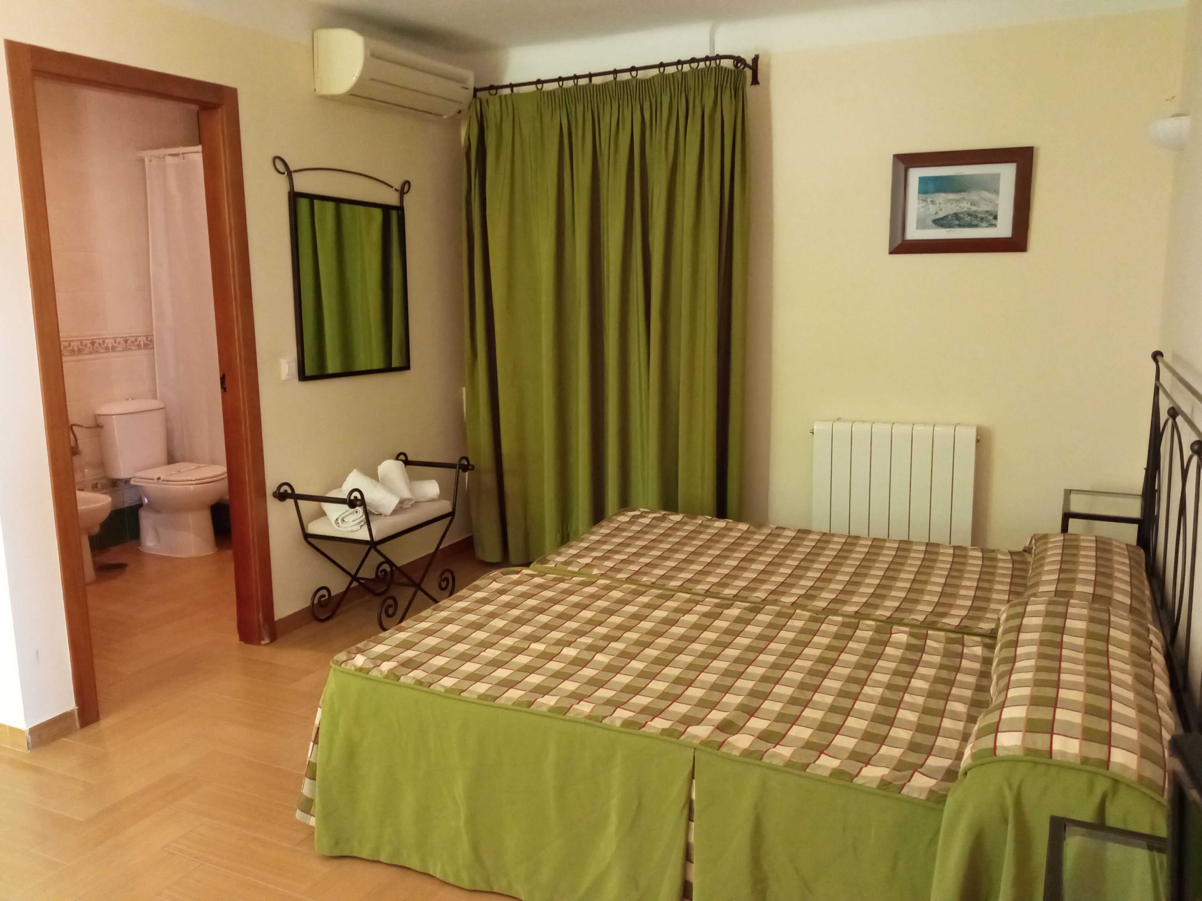 Free cribs/infant beds, rollaway beds, bed sheets