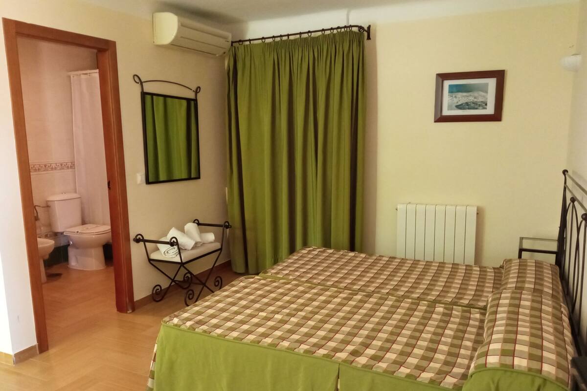 Free cribs/infant beds, rollaway beds, bed sheets