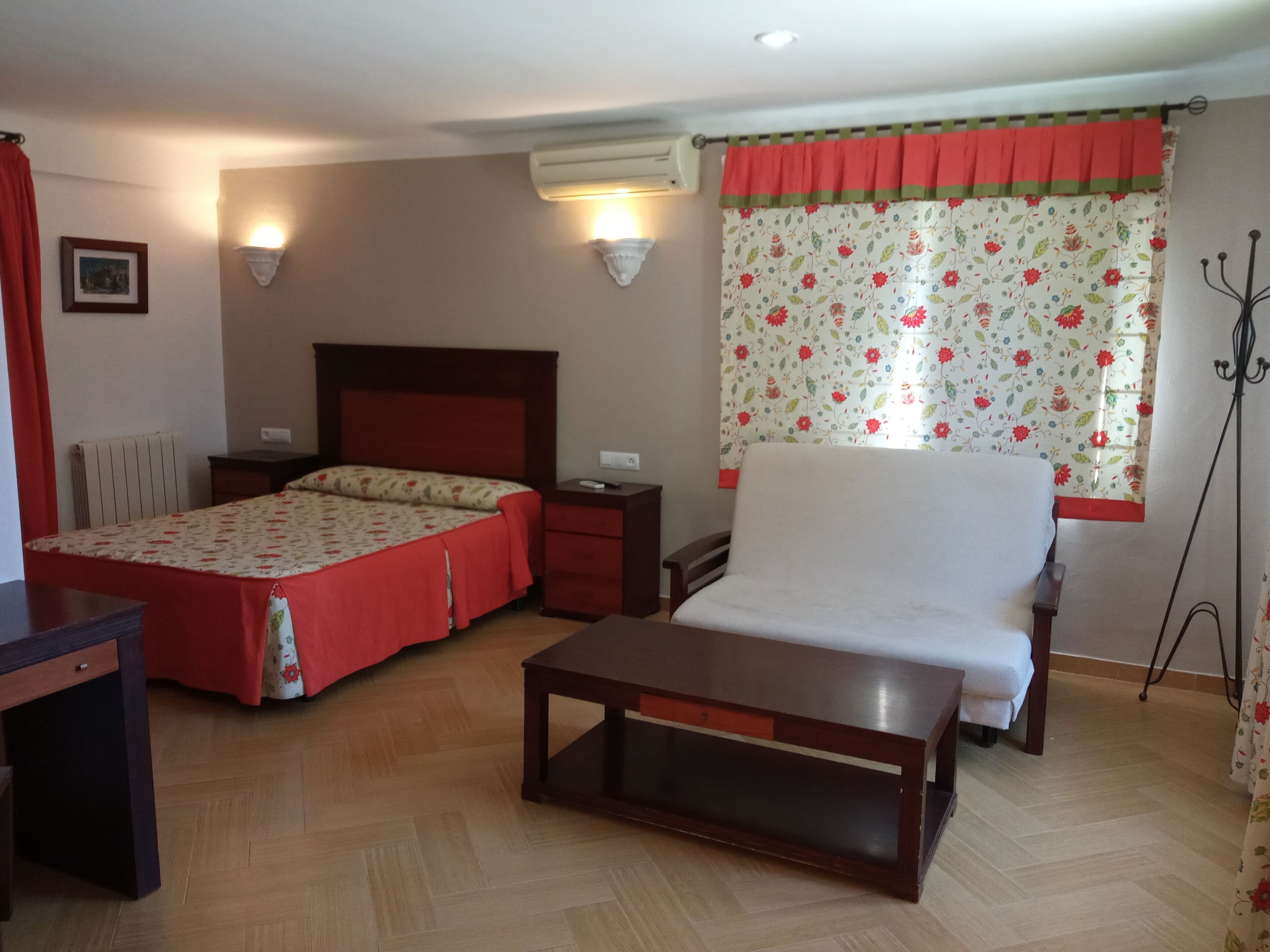 Free cribs/infant beds, rollaway beds, bed sheets
