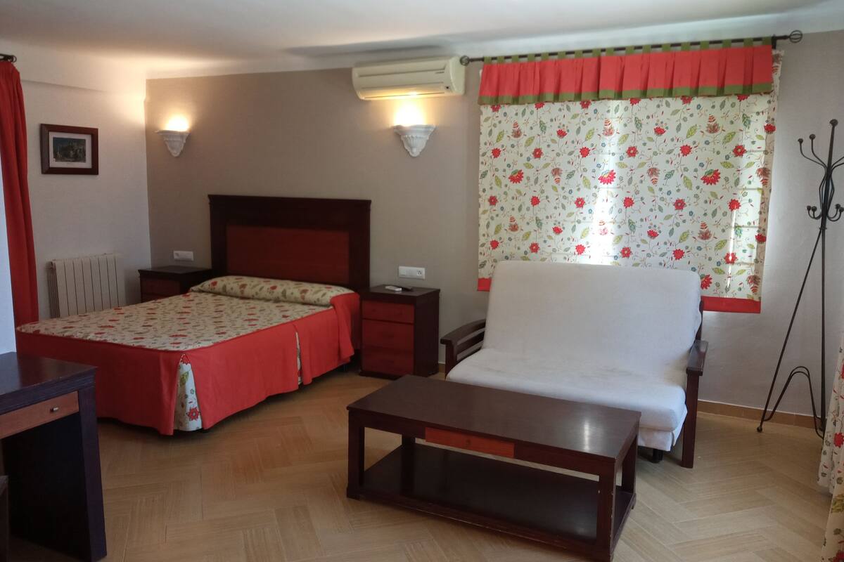 Free cribs/infant beds, rollaway beds, bed sheets