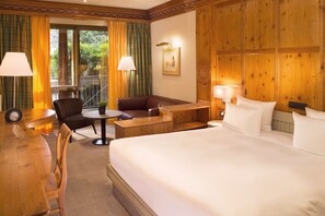 Deluxe Double Room (Access to Yonasaya Spa) | Caja fuerte, decoración individual, mobiliario individual y escritorio