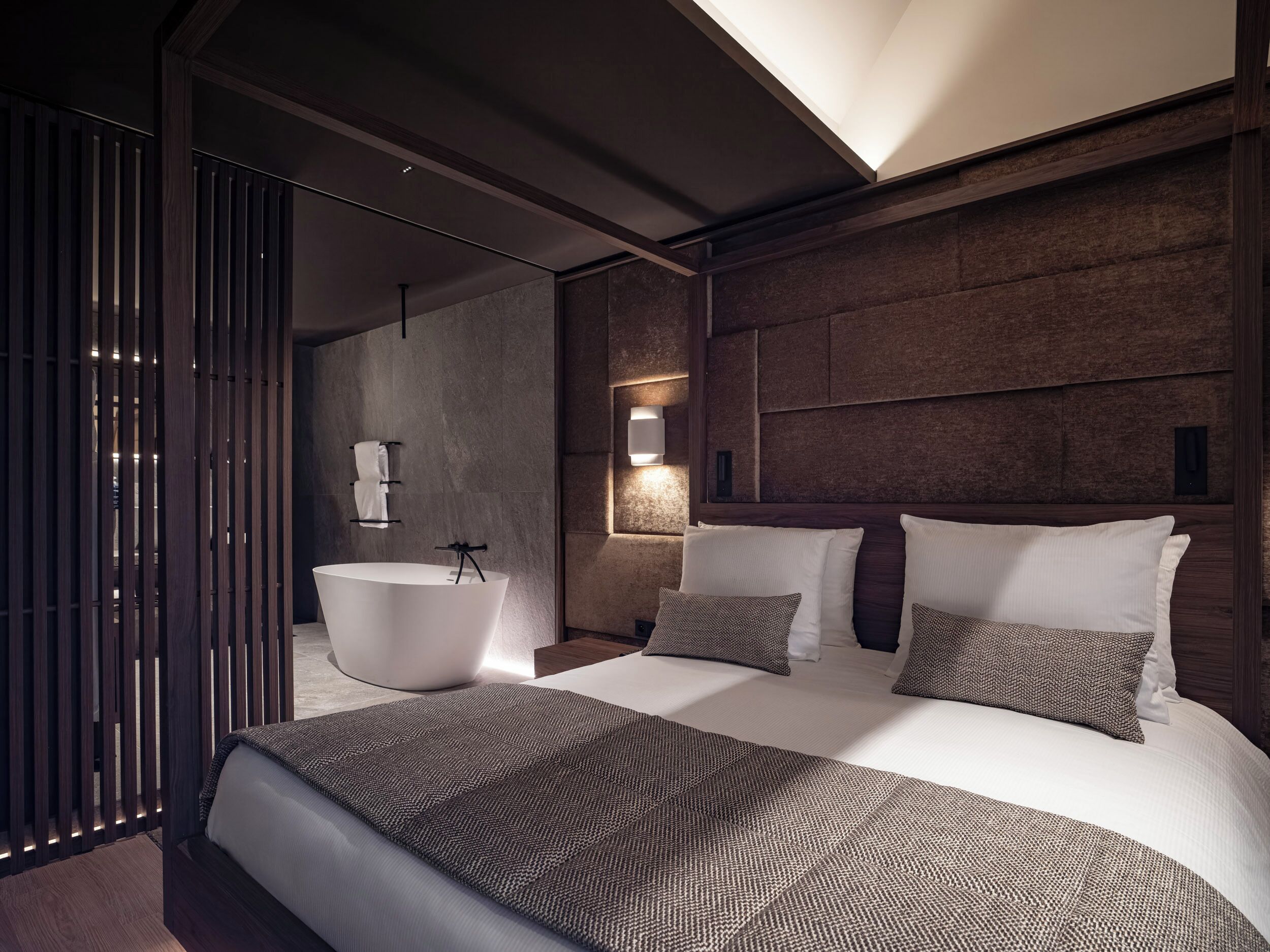 Junior Suite (Access to Yonasaya Spa) | Värdeförvaringsskåp på rummet, individuell inredning och unika möbler