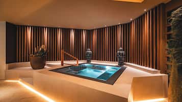 Salas de tratamiento para parejas, sauna y tina de hidromasaje