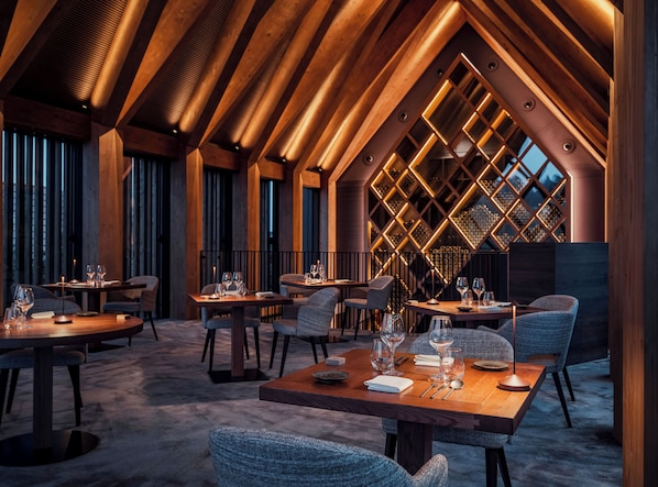 2 restaurants; breakfast, dinner and brunch served 