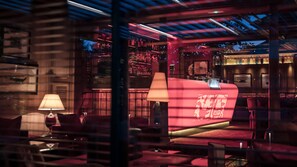 2 bars/lounges