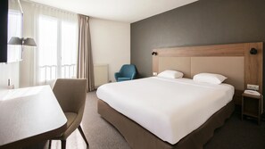 スタンダード ルーム ダブルベッド 1 台 | 1 室のベッドルーム、高級寝具、デスク、ノートパソコン用作業スペース