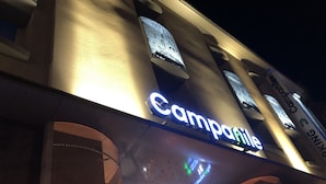 Un edificio con un llamativo letrero que dice 'Campanile'.