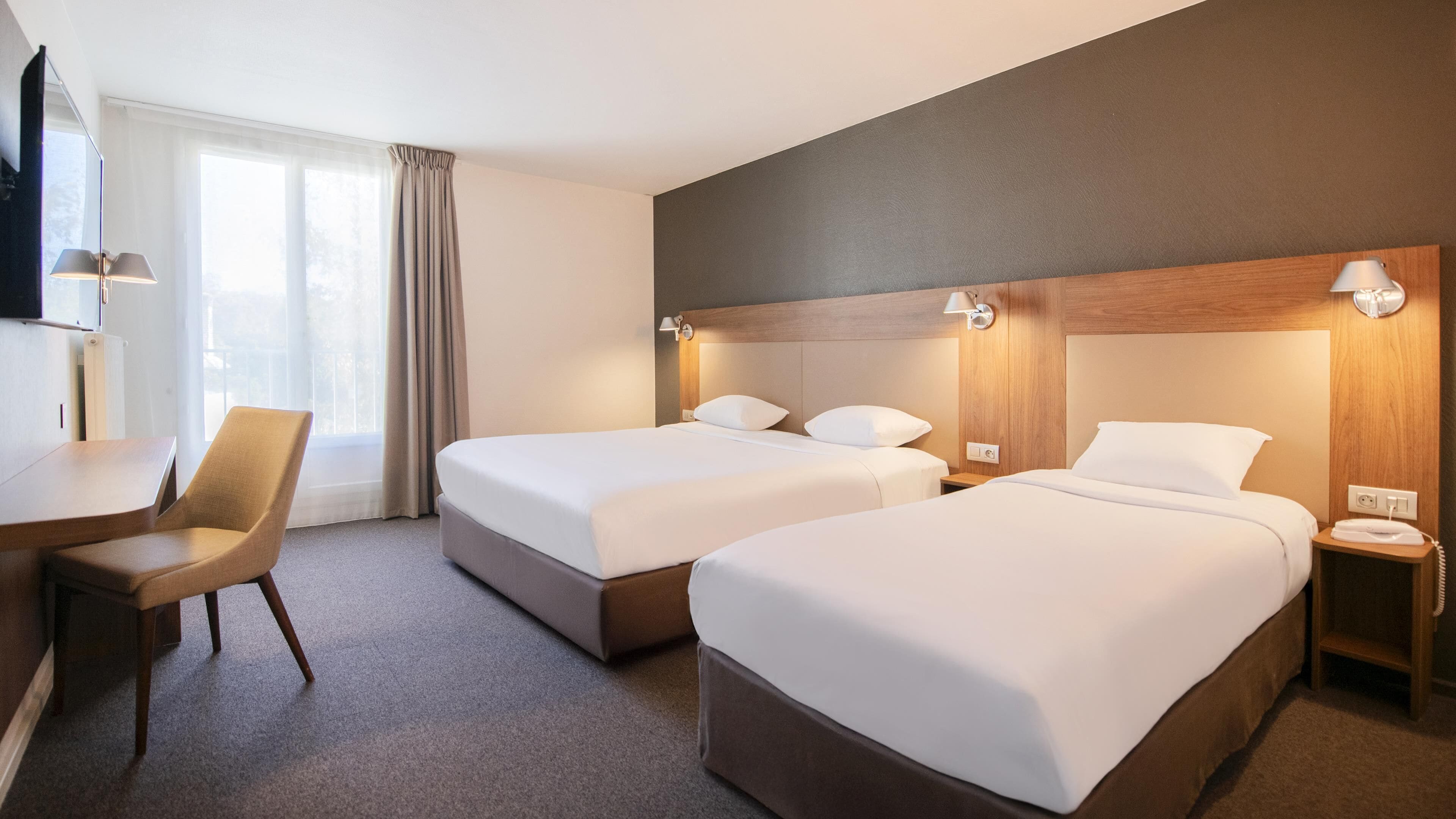 Quarto standard, várias camas | 1 quarto, roupas de cama premium, escrivaninha