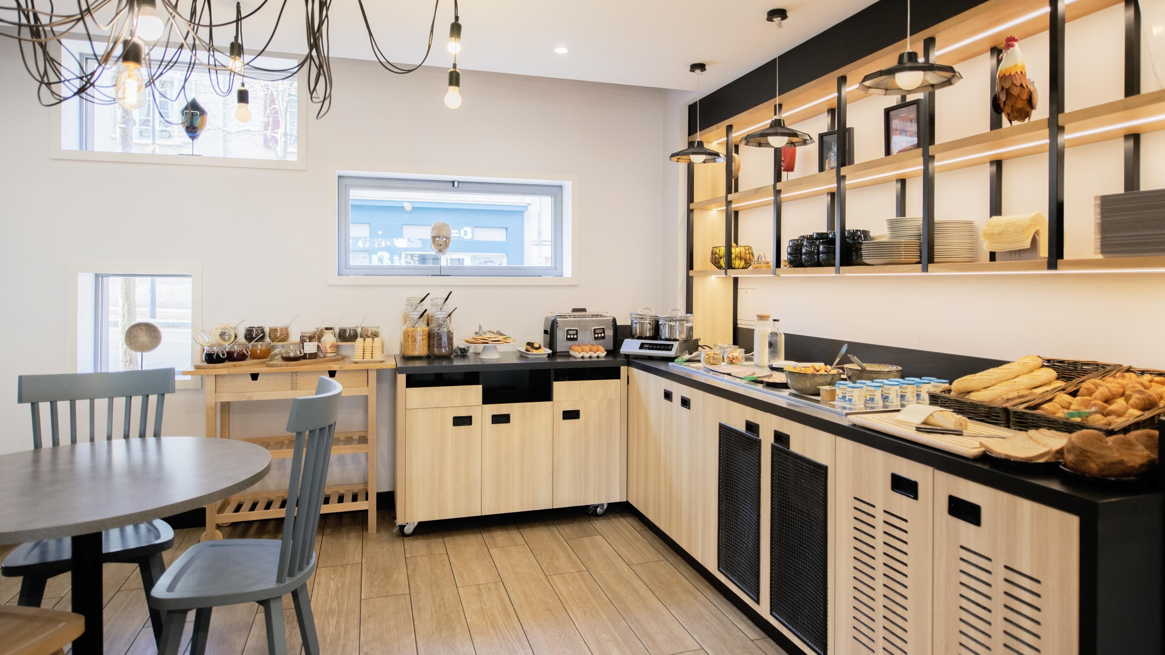 Café da manhã com buffet todos os dias (EUR 13.9 por pessoa) 