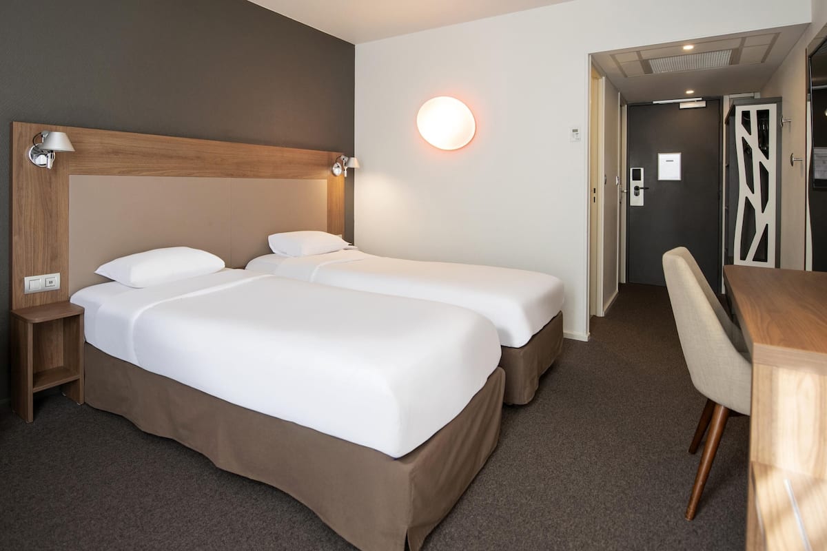 Quarto standard, 2 camas de solteiro | 1 quarto, roupas de cama premium, escrivaninha